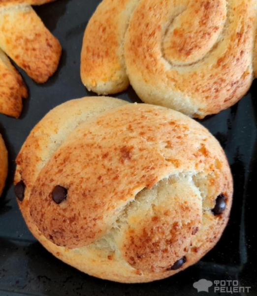 Рецепт: Булочки "Птички" - Встречаем весну! Весенние булочки "Птички" - сладкие, творожные булочки для детей.