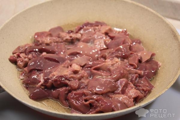 Рецепт: Теплый салат с куриной печенью - заправляем маслом!