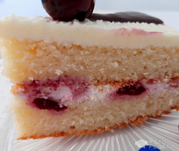 Рецепт: Торт "Кошечка" на день рождения девочке - Бисквитный торт "Кошечка" с масляным кремом и черешней. И кексы "Кошачьи лапки".