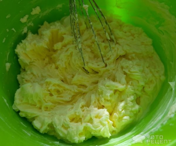 Рецепт: Торт "Кошечка" на день рождения девочке - Бисквитный торт "Кошечка" с масляным кремом и черешней. И кексы "Кошачьи лапки".