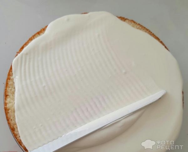 Рецепт: Торт "Кошечка" на день рождения девочке - Бисквитный торт "Кошечка" с масляным кремом и черешней. И кексы "Кошачьи лапки".