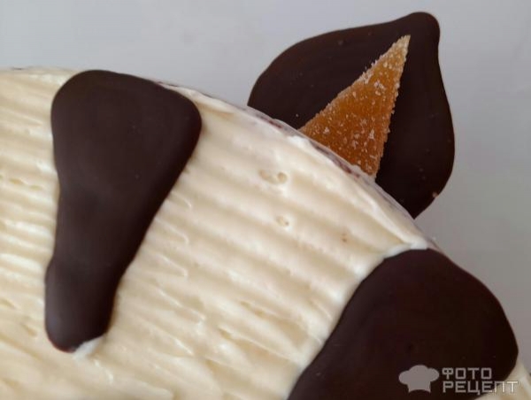 Рецепт: Торт "Кошечка" на день рождения девочке - Бисквитный торт "Кошечка" с масляным кремом и черешней. И кексы "Кошачьи лапки".