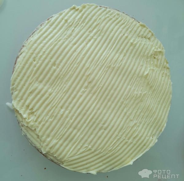 Рецепт: Торт "Кошечка" на день рождения девочке - Бисквитный торт "Кошечка" с масляным кремом и черешней. И кексы "Кошачьи лапки".