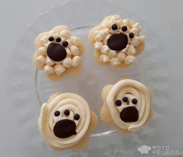 Рецепт: Торт "Кошечка" на день рождения девочке - Бисквитный торт "Кошечка" с масляным кремом и черешней. И кексы "Кошачьи лапки".