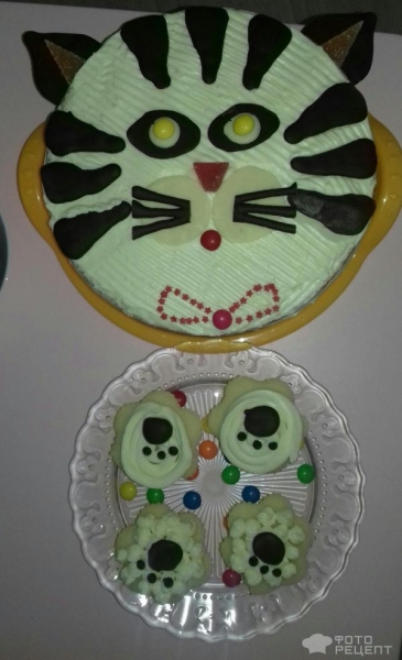 Рецепт: Торт "Кошечка" на день рождения девочке - Бисквитный торт "Кошечка" с масляным кремом и черешней. И кексы "Кошачьи лапки".