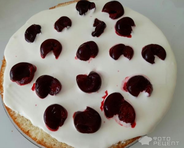 Рецепт: Торт "Кошечка" на день рождения девочке - Бисквитный торт "Кошечка" с масляным кремом и черешней. И кексы "Кошачьи лапки".