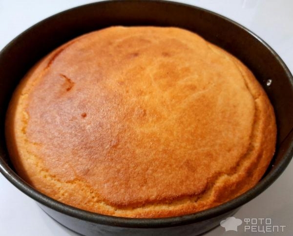 Рецепт: Торт "Кошечка" на день рождения девочке - Бисквитный торт "Кошечка" с масляным кремом и черешней. И кексы "Кошачьи лапки".