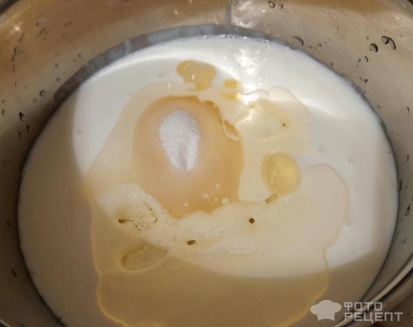 Рецепт: Торт "Кошечка" на день рождения девочке - Бисквитный торт "Кошечка" с масляным кремом и черешней. И кексы "Кошачьи лапки".