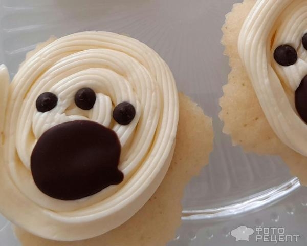 Рецепт: Торт "Кошечка" на день рождения девочке - Бисквитный торт "Кошечка" с масляным кремом и черешней. И кексы "Кошачьи лапки".