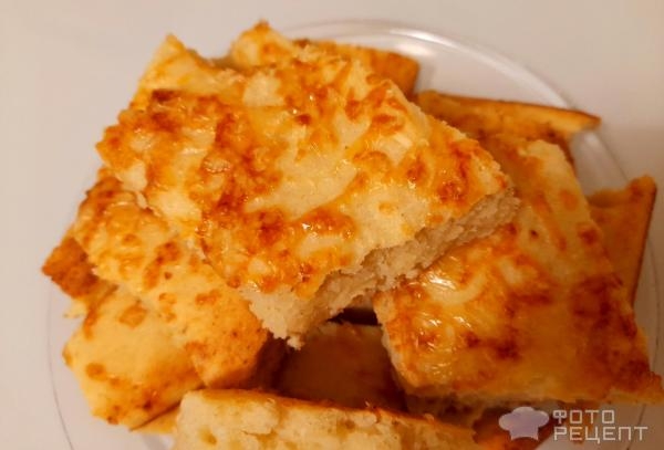 Рецепт: Творожно-сырная лепешка - Очень быстрая лепешка или ленивая коврижка из творога с сыром. Похоже на хачапури