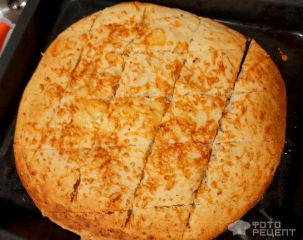 Рецепт: Творожно-сырная лепешка - Очень быстрая лепешка или ленивая коврижка из творога с сыром. Похоже на хачапури