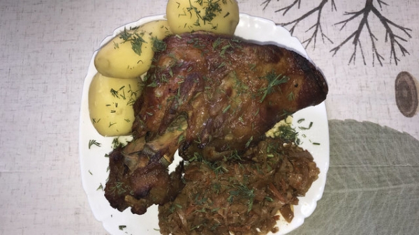 Вепрево колено с жареной капустой Вепрево колено с жареной капустой