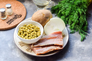 Салат из селедки с луком и горошком Салат из селедки с луком и горошком