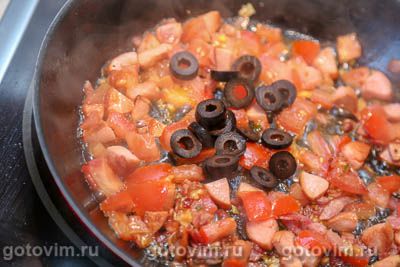 Греческий омлет с помидорами, маслинами и брынзой