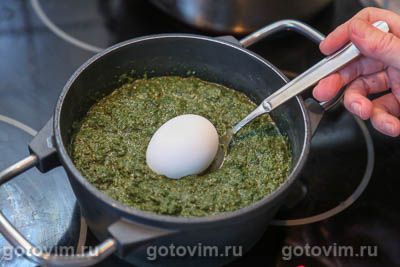 Как покрасить яйца крапивой