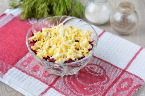 Салат с консервированной сайрой и яйцами