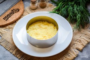 Слоеный салат с тунцом и картофелем Слоеный салат с тунцом и картофелем