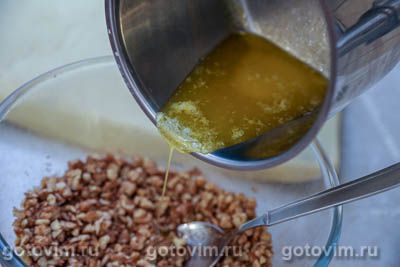 Пасхальный венок с грецкими орехами и корицей