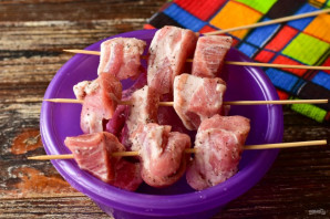 Шашлык из свинины в духовке на шпажках Шашлык из свинины в духовке на шпажках