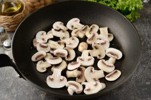 Салат с фасолью, ветчиной и грибами