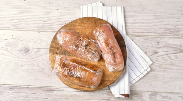 Салат с грудкой цыпленка, яйцом-пашот и соевым дрессингом, пошаговый рецепт с фото