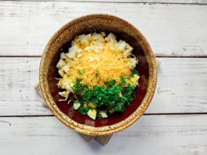 Салат с помидорами, сыром и чесноком