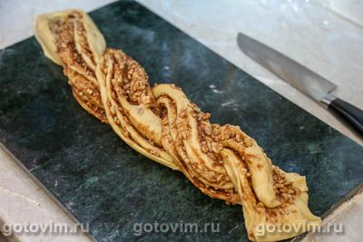 Пасхальный венок с грецкими орехами и корицей