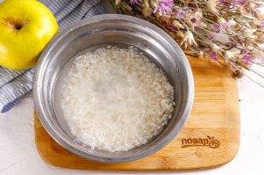 Рисовая каша с яблоками и изюмом