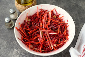 Салат с сельдереем и свеклой