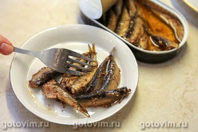 Салат &laquo;Муравейник&raquo; из картофельной соломки со шпротами