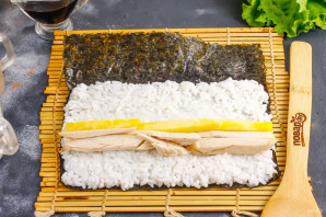 Роллы с курицей и ананасом