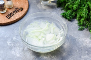 Салат из селедки с луком и горошком Салат из селедки с луком и горошком