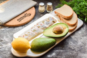 Бутерброды с авокадо и селедкой