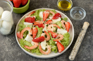 Салат с креветками и клубникой Салат с креветками и клубникой