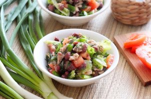 Салат с фасолью и консервированной горбушей