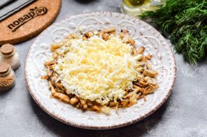Слоеный салат с шампиньонами и сыром