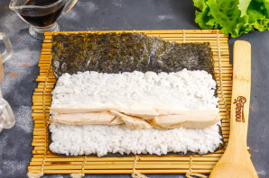 Роллы с курицей и ананасом