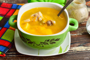 Суп с мясом и зеленым горошком Суп с мясом и зеленым горошком