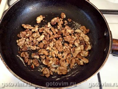 Пасха с вареной сгущенкой и грецкими орехами