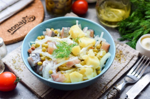 Салат из селедки с луком и горошком Салат из селедки с луком и горошком