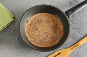 Шоколадный блинный торт с творожным кремом