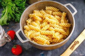 Паста с фетаксой и помидорами