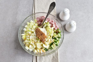 Салат с ветчиной и яйцами