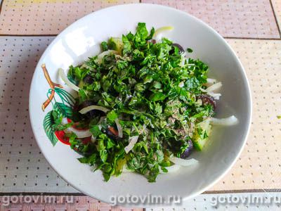 Салат с креветками, огурцом, помидорами и ржаными сухариками