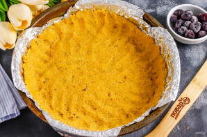 Пирог с голубикой и сметанной заливкой