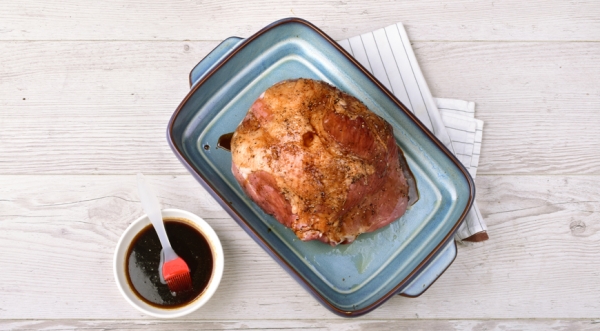 Свиной окорок, запеченный в соевой глазури, пошаговый рецепт с фото