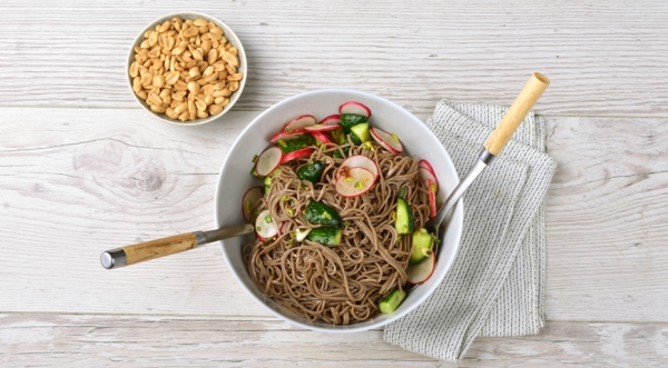 Салат из гречневой лапши с огурцами, редисом, арахисом и соевой заправкой, пошаговый рецепт с фото