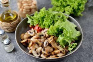 Салат с фасолью, ветчиной и грибами