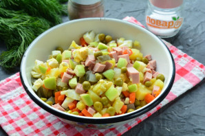 "Оливье" с яблоком и колбасой