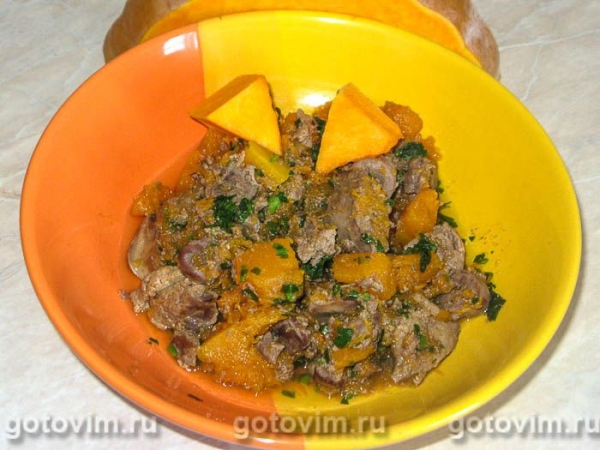 Куриная печень и сердечки, тушенные с тыквой Куриная печень и сердечки, тушенные с тыквой